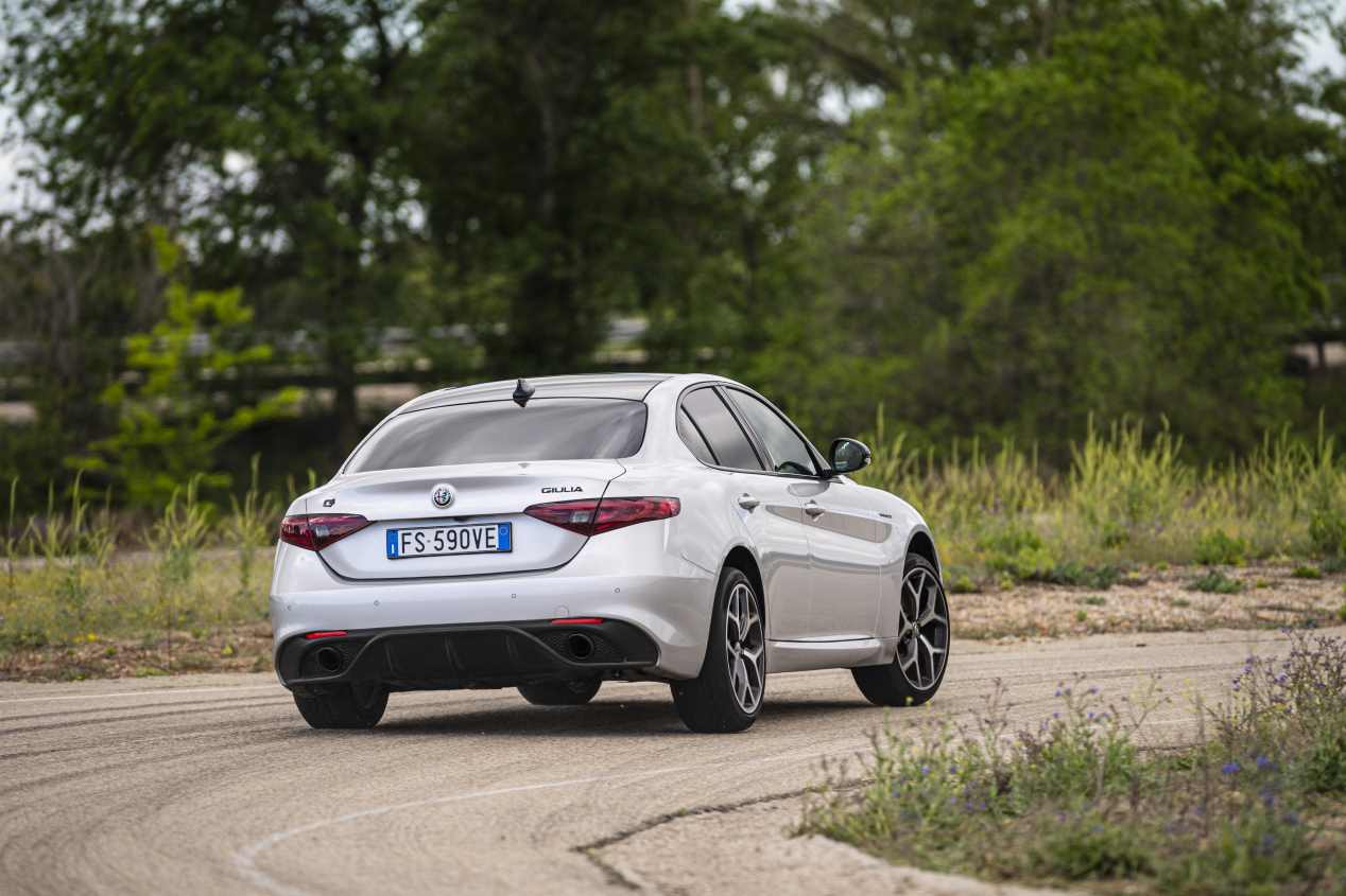 Comparativa: Alfa Romeo Giulia 2.0T Veloce vs Kia Stinger 3.3 T-GDI GT