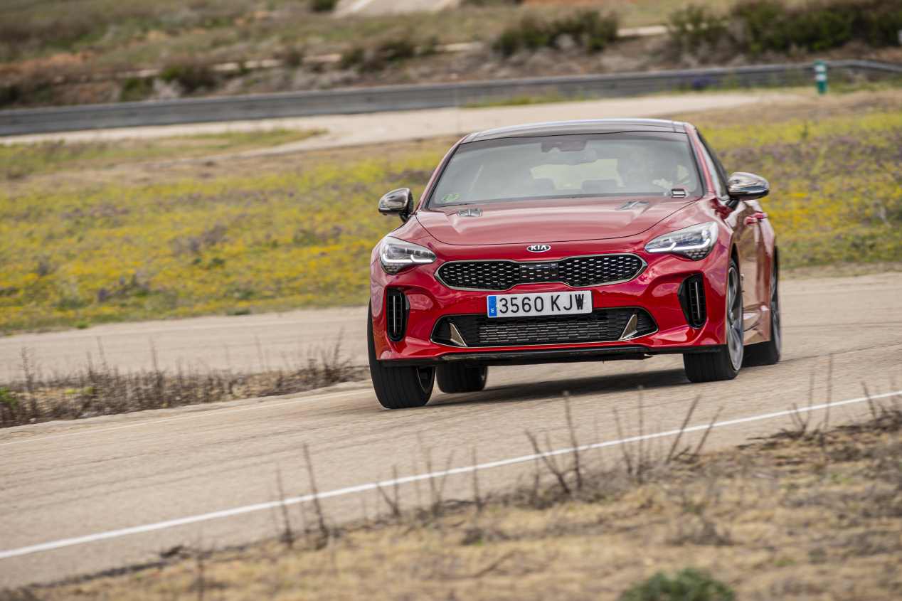 Comparativa: Alfa Romeo Giulia 2.0T Veloce vs Kia Stinger 3.3 T-GDI GT