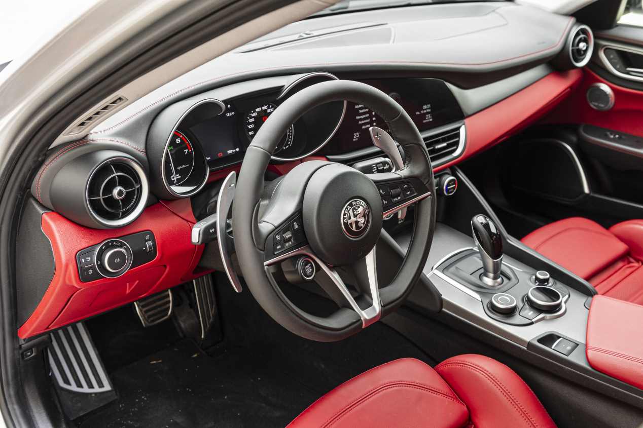 Comparativa: Alfa Romeo Giulia 2.0T Veloce vs Kia Stinger 3.3 T-GDI GT