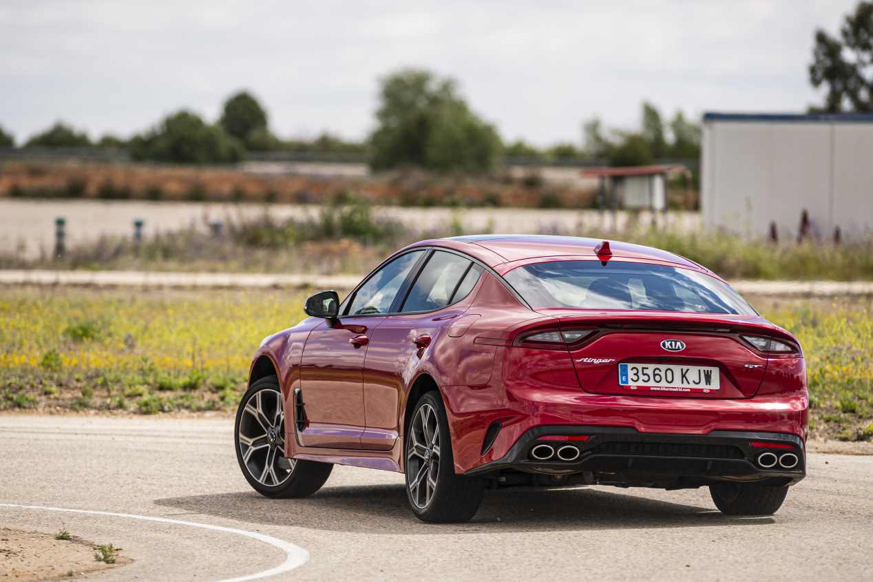 Comparativa: Alfa Romeo Giulia 2.0T Veloce vs Kia Stinger 3.3 T-GDI GT
