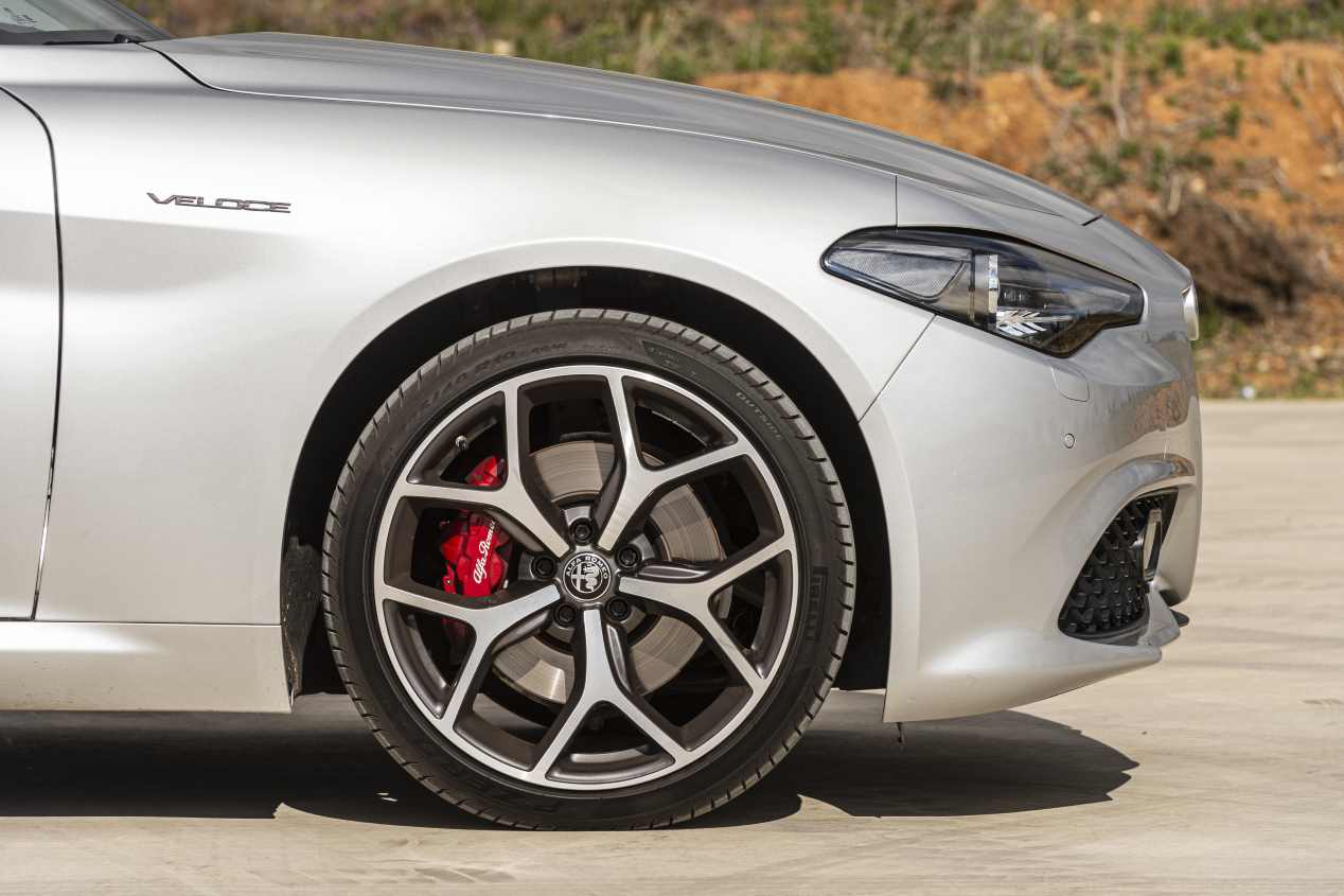 Comparativa: Alfa Romeo Giulia 2.0T Veloce vs Kia Stinger 3.3 T-GDI GT