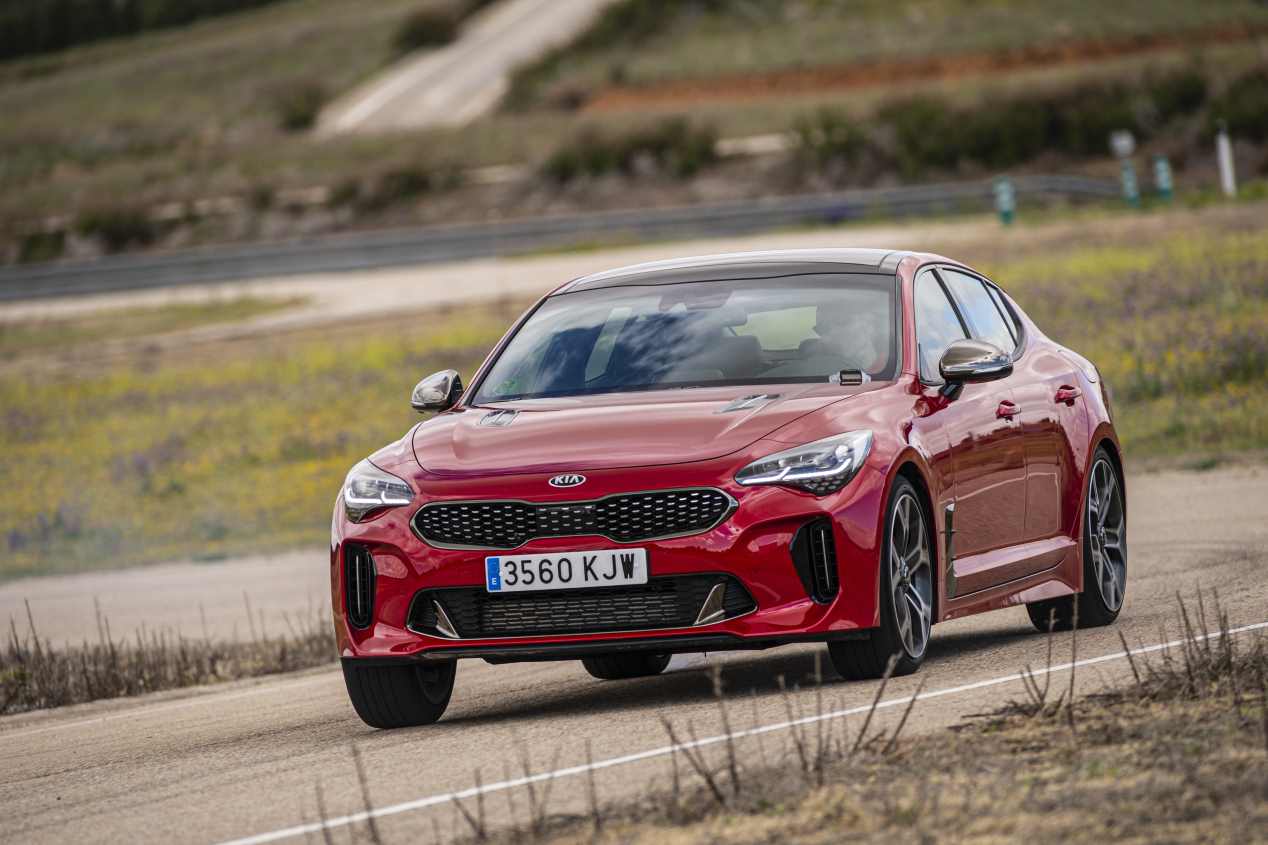 Comparativa: Alfa Romeo Giulia 2.0T Veloce vs Kia Stinger 3.3 T-GDI GT