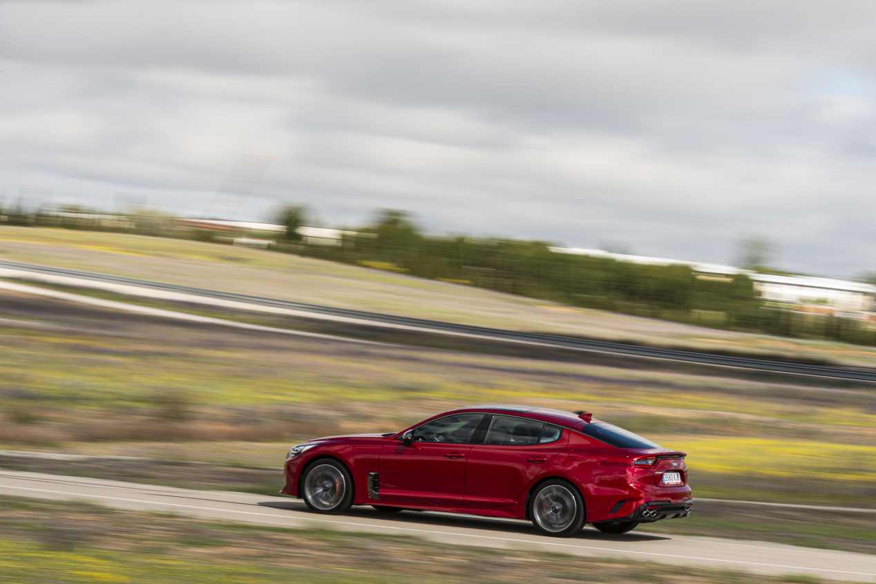 Comparativa: Alfa Romeo Giulia 2.0T Veloce vs Kia Stinger 3.3 T-GDI GT