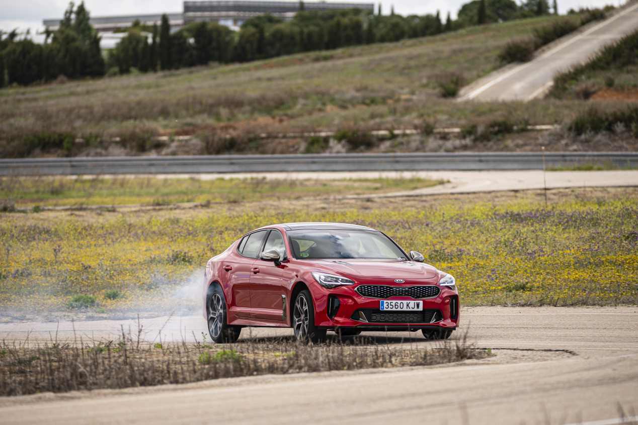 Comparativa: Alfa Romeo Giulia 2.0T Veloce vs Kia Stinger 3.3 T-GDI GT