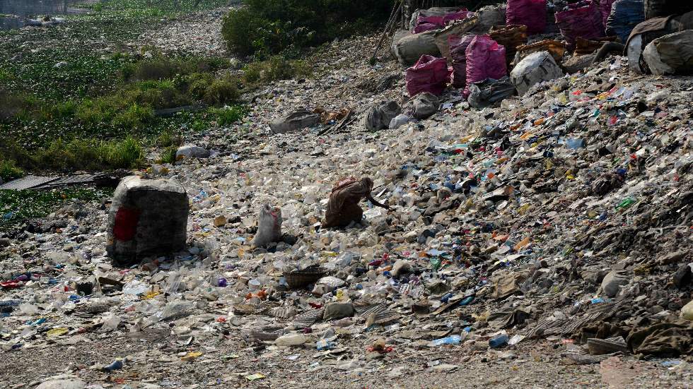 El plástico reciclado o en estado líquido, como componente principal del asfalto del futuro (Foto: Cordon Press)