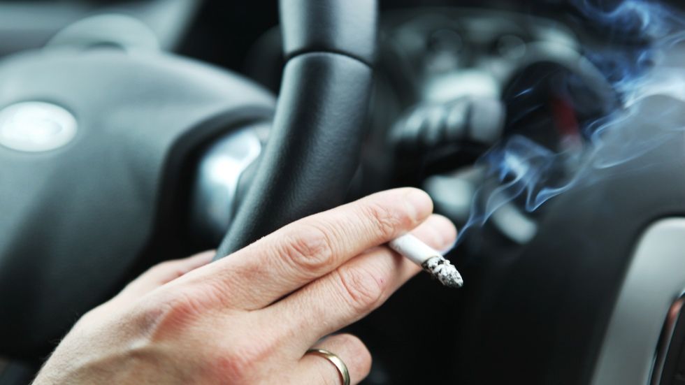 Ya hay fecha para prohibir fumar totalmente en el coche privado en España