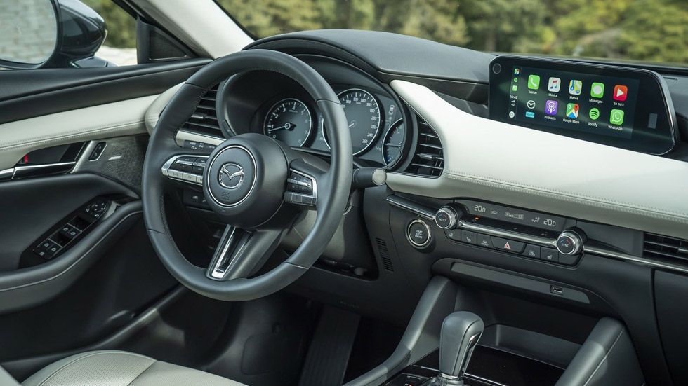 Mazda elimina las pantallas táctiles de sus coches, ¿por qué?