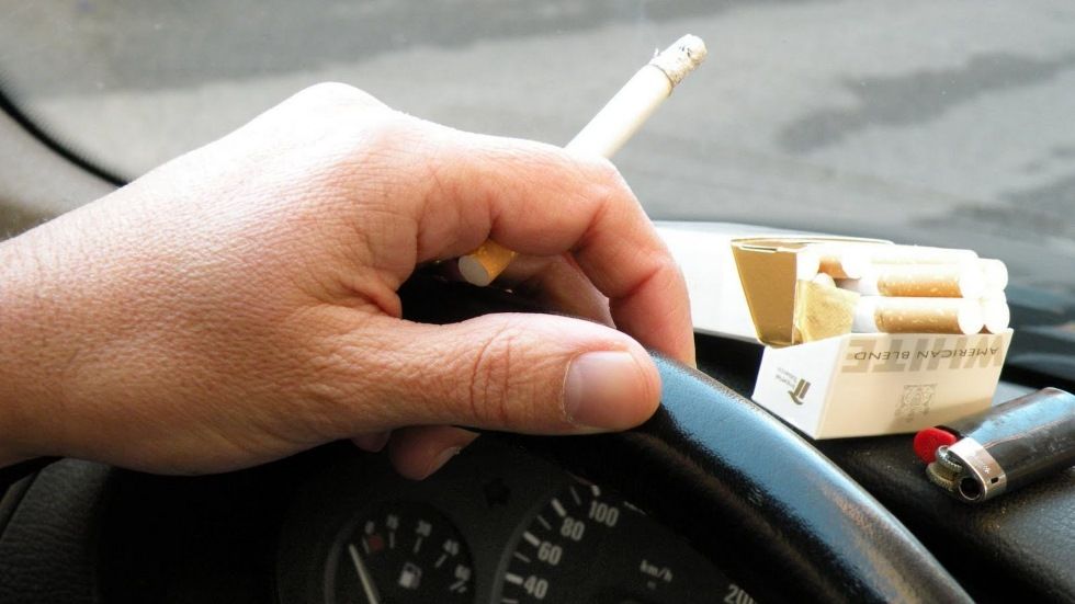 ¿Perseguirá la Guardia Civil a fumadores en los coches? La DGT anuncia su política