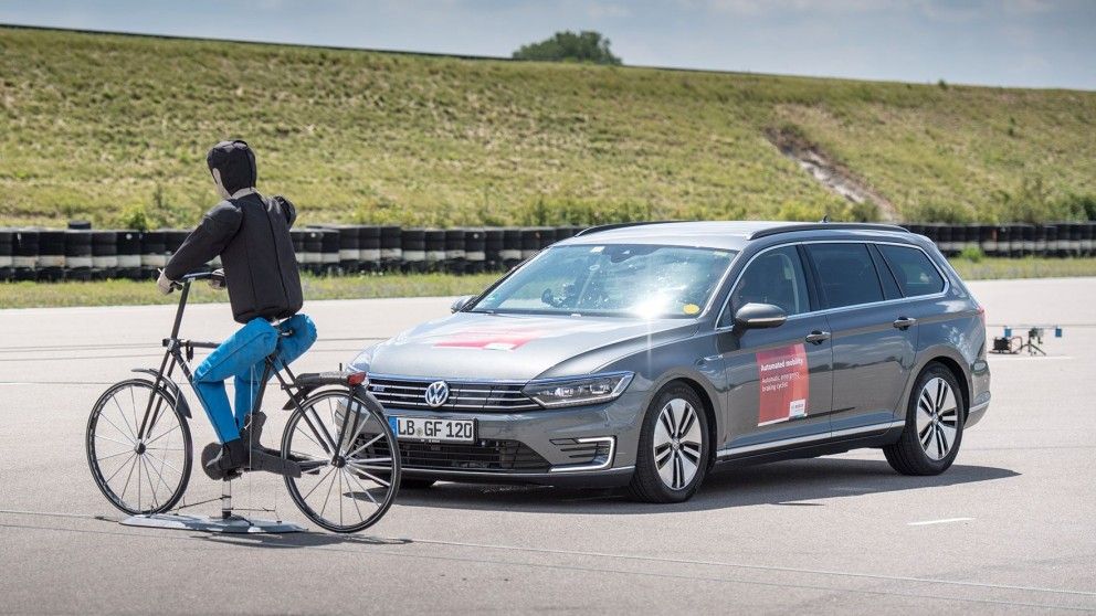 La frenada automática de emergencia con reconocimiento de bicicletas puede evitar accidentes por debajo de 40 km/h