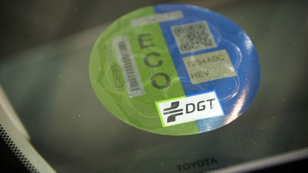 Los coches microhíbridos con etiqueta ECO contaminan más que un diésel y un gasolina