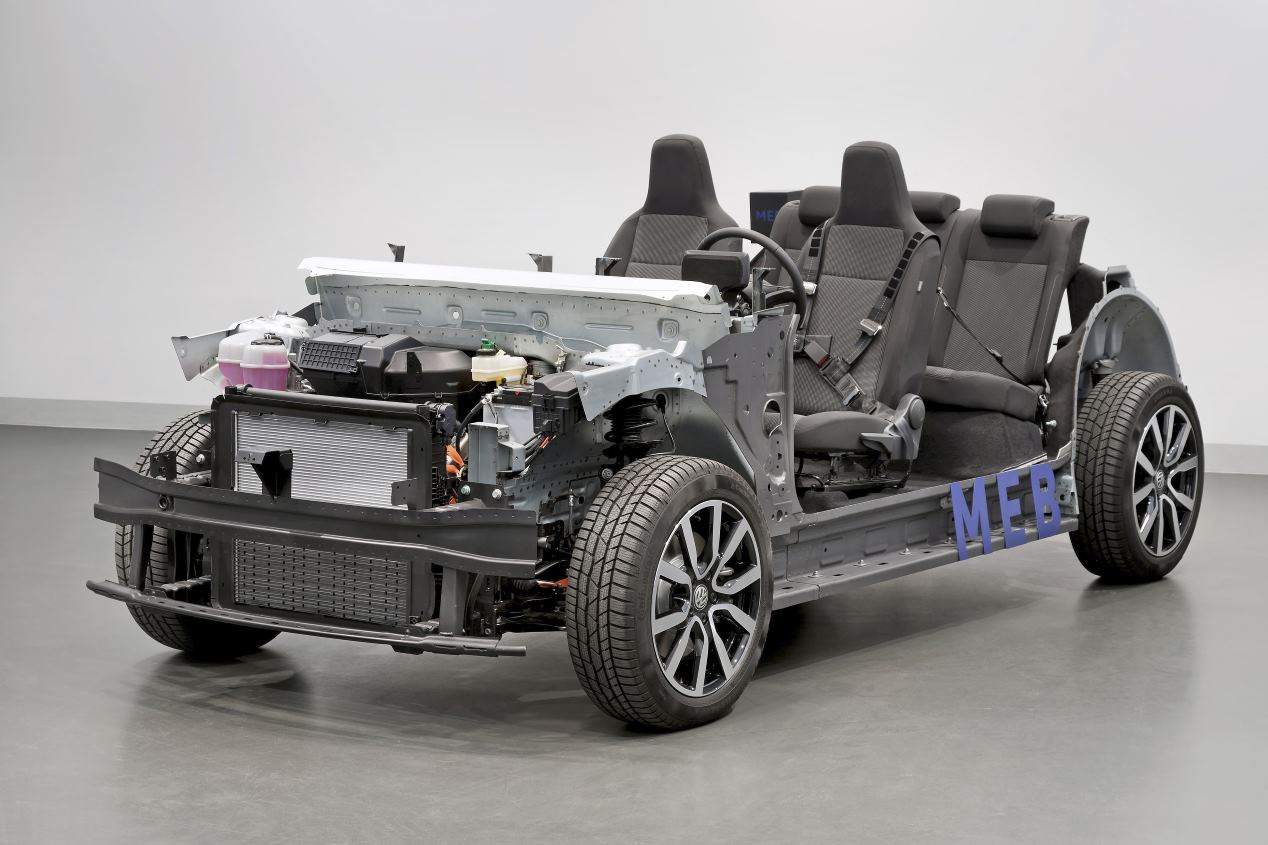 VW Golf 8 vs VW ID.3: ¿qué compacto será mejor, el convencional o el eléctrico? 