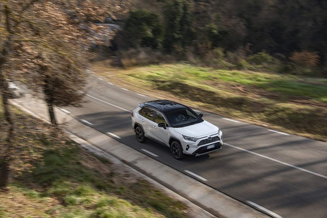 Así funciona un coche híbrido: la conducción, mucho más relajada