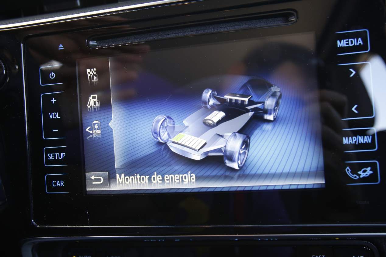 Así funciona un coche híbrido: la conducción, mucho más relajada