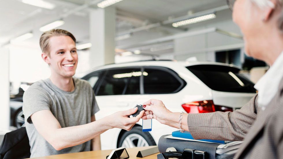 La compra de un coche, ¿la misma inversión que mantener dos en renting?