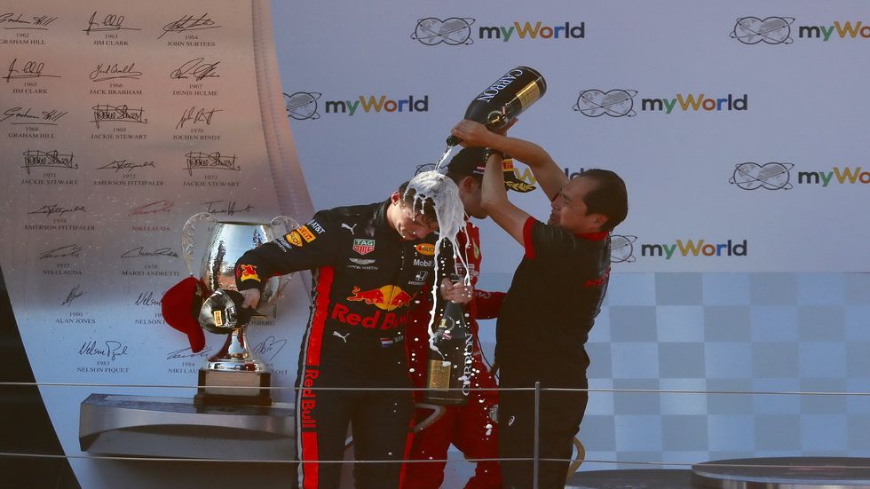 Verstappen celebrando su victoria en el podio