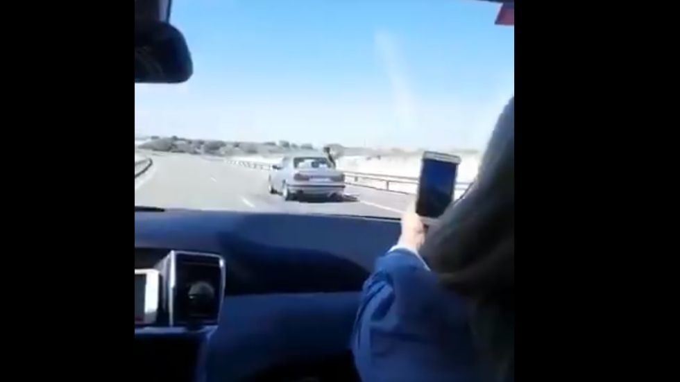 Circula sentado en la ventanilla del coche y alega que estaba mareado por el calor (VÍDEO)