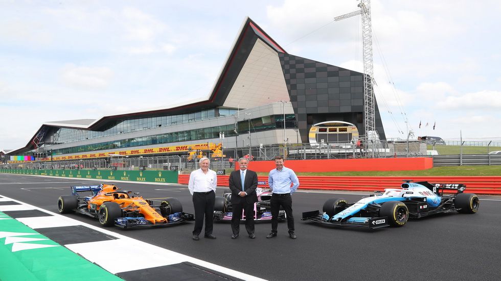John Grant, director del BRDC; Chase Carey, director y CEO de Formula 1; Stuart Pringle, director del circuito de Silverstone
