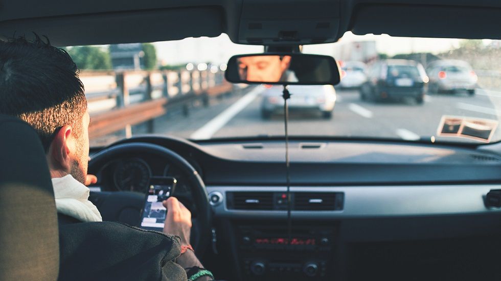 El uso del teléfono móvil en el coche, motivo frecuente de sanción.