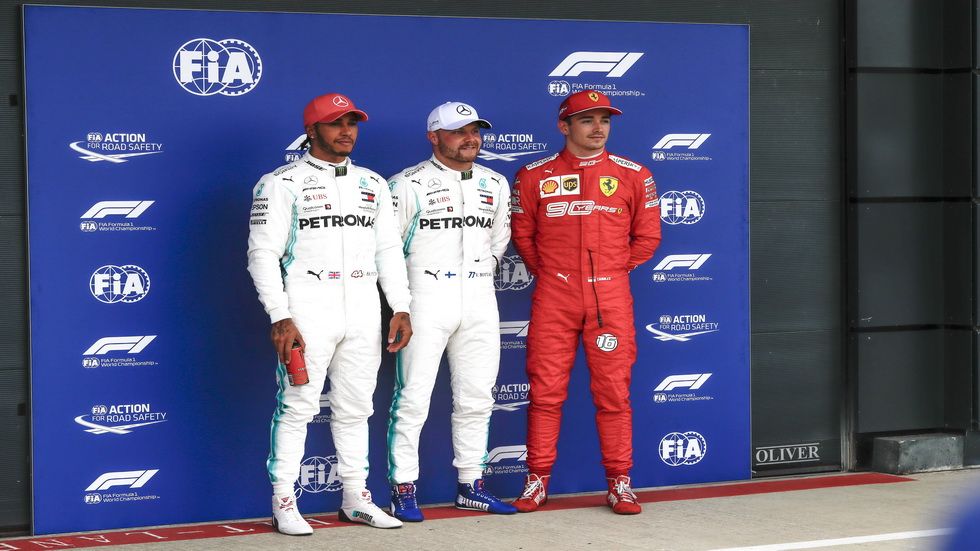 Los tres primeros pilotos en la parrilla: Bottas, Hamilton y Leclerc