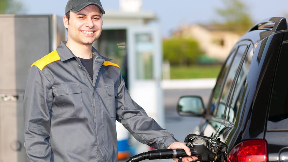 Cuánto ganan y pierden petroleras y eléctricas por cada coche eléctrico que se vende