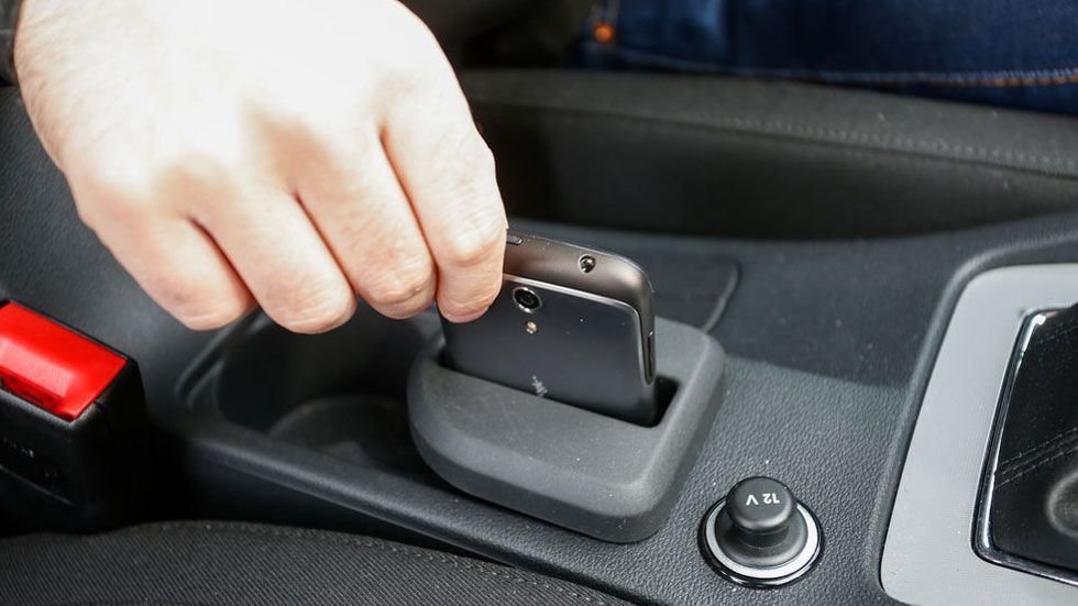 Muere un niño, y otro sufre daños irreversibles, mientras el padre conducía haciendo un directo
