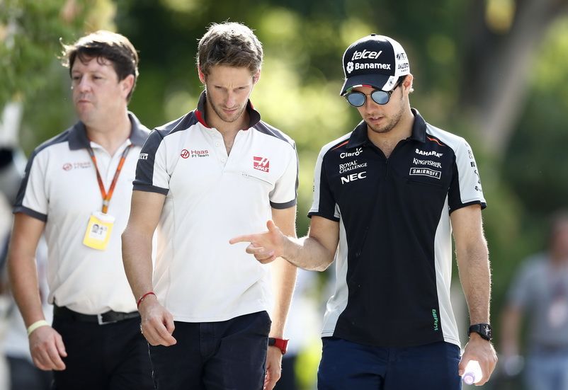 Checo Pérez charlando con Romain Grosjean