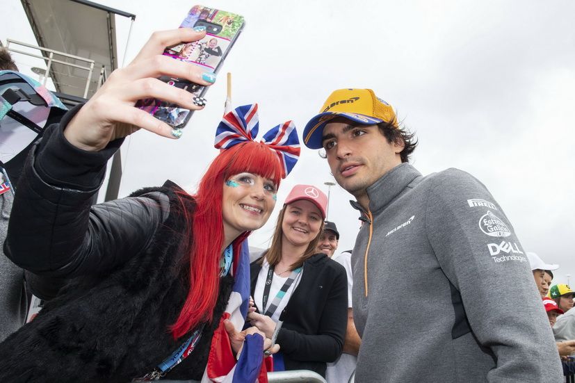 Carlos Sainz con una "fan" en el pasado GP de Gran Bretaña
