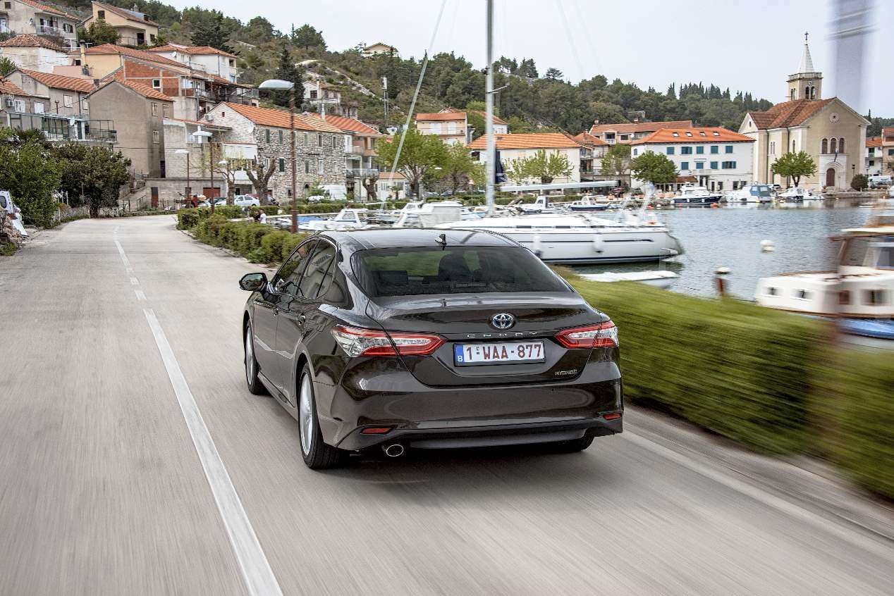 Toyota Camry 2019 vs VW Passat: así son las nuevas berlinas