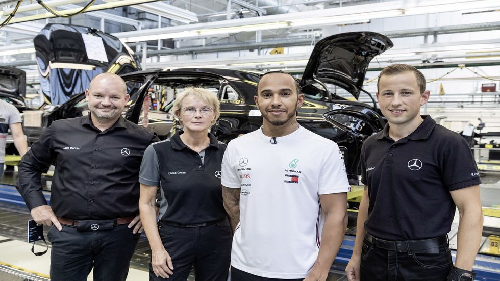Hamilton en la visita a la fábrica de Mercedes 