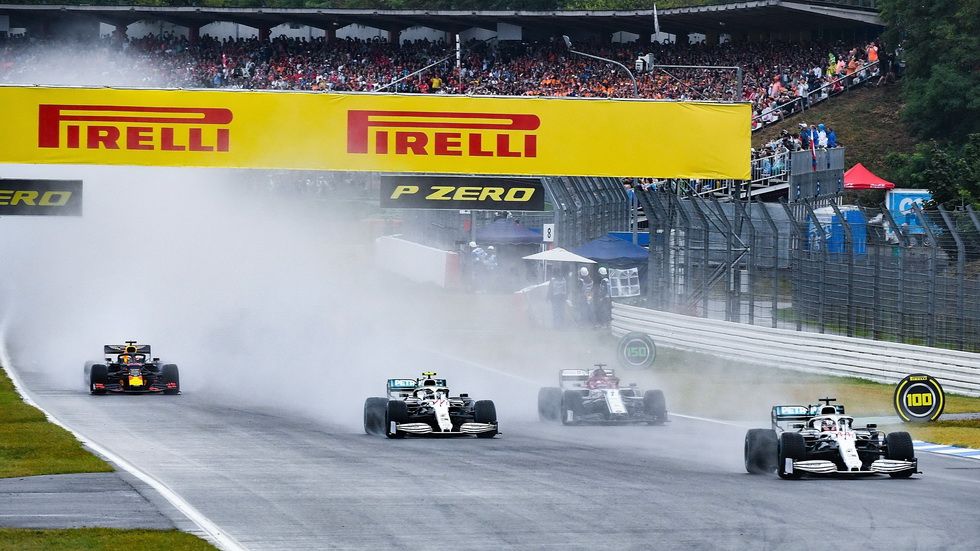 Los dos Mercedes en la salida de la carrera 
