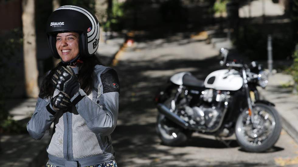 Las novedades que planea la DGT para los motoristas: uso de guantes, multas más duras...