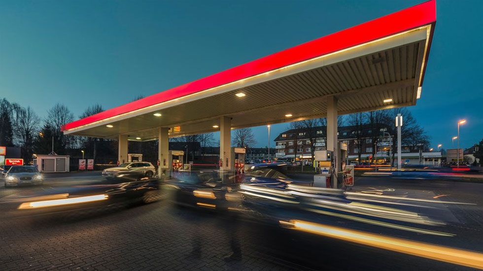 Lo que te gastarás con el coche este mes de agosto en combustible y peajes