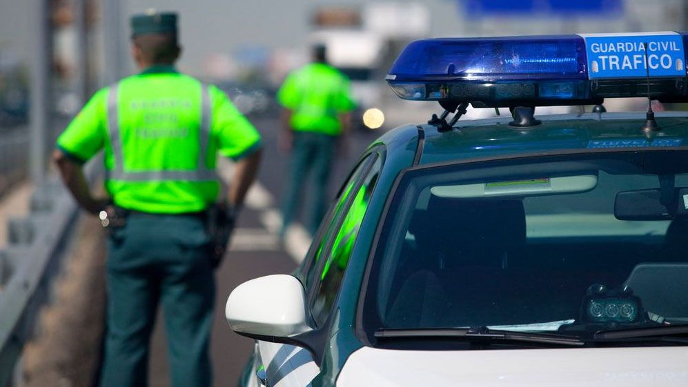 Conducir en chanclas, hacer una peineta… las multas más absurdas que te pueden poner
