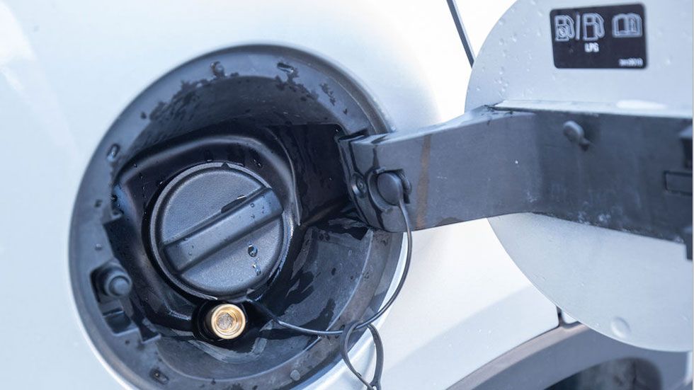 Coches con el depósito a la derecha y otros a la izquierda: ¿por qué sucede esto?