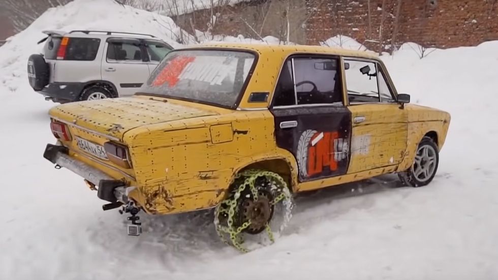 ¿Locura o genialidad? El coche que circula con ruedas fabricadas con cadenas (vídeo)