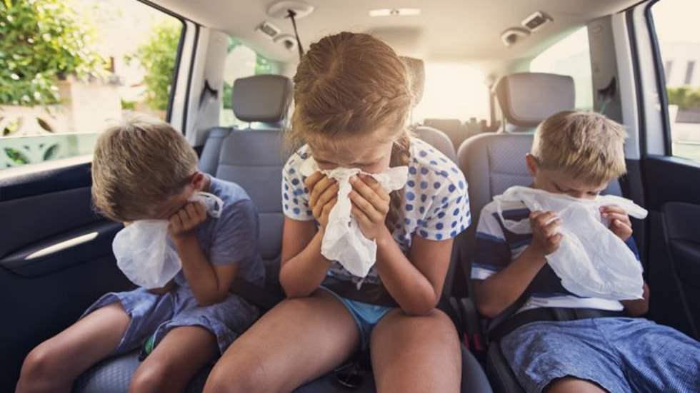 Trucos y consejos para evitar los mareos cuando viajas en coche