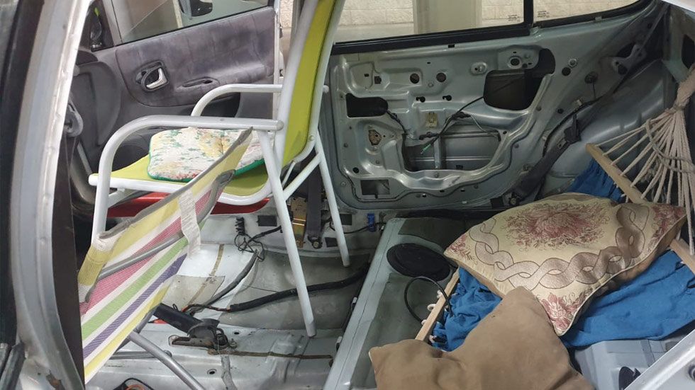 Interceptan a un coche que llevaba sillas y hamaca de playa en lugar de asientos