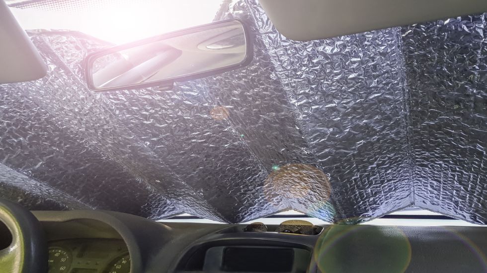 Usar el parasol de tu coche es más importante de lo que imaginas: todas las razones