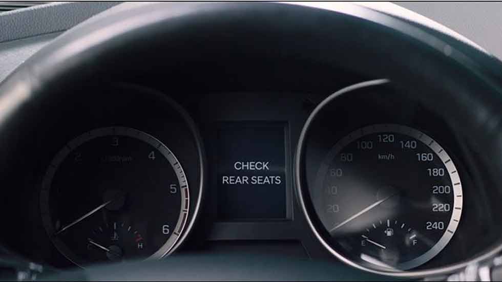 Olvido de los niños en los coches: la UE quiere imponer los sistemas de detección traseros