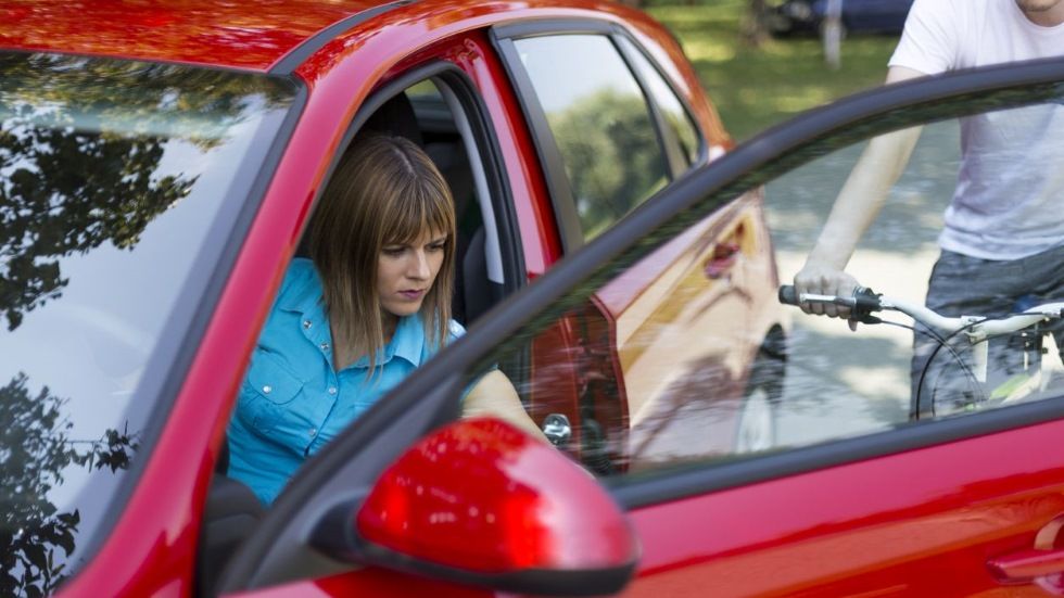 Abre la puerta del coche “a la holandesa” y evita accidentes: cómo y para qué sirve
