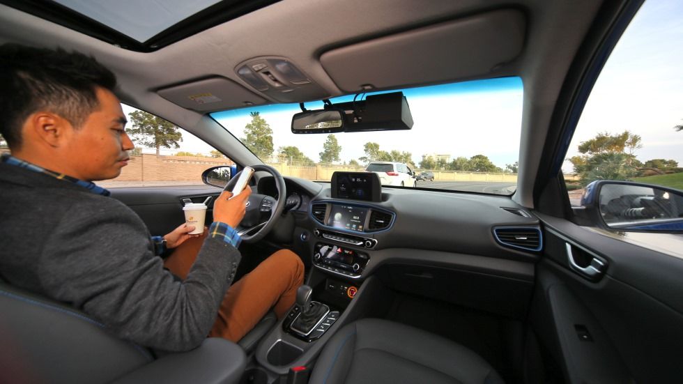 Los coches autónomos ya dejan usar el móvil o ver la tele a bordo