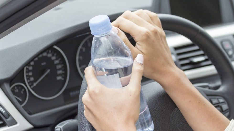 Tira ya las botellas de agua del coche: recuerda por qué son muy peligrosas