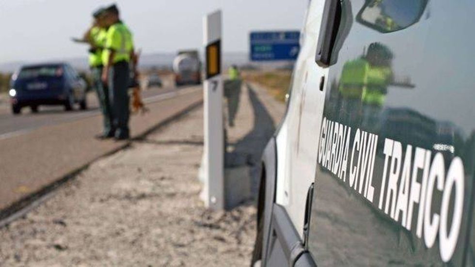 Viajan con tres niños en asientos delanteros sin sujeción y lo graban. | Foto: Cordon Press