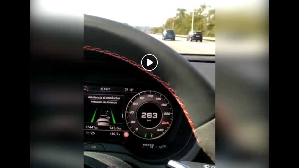 Identificado por conducir a 263 km/h con una mano y grabándose (VÍDEO)