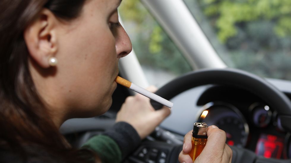 Por qué fumar en el coche te puede matar en 2 segundos