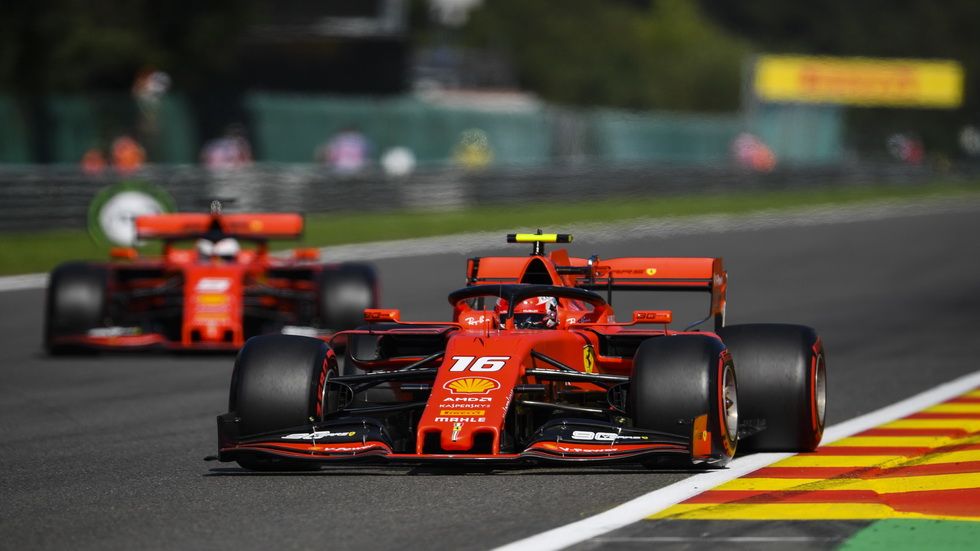 Charles Leclerc (Ferrari) por delante de su compañero Sebastian Vettel