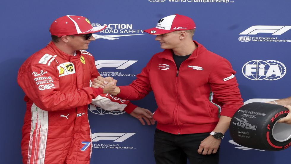 Raikkonen recibe el trofeo de "poleman" 2018 de la mano de Mick Schumacher