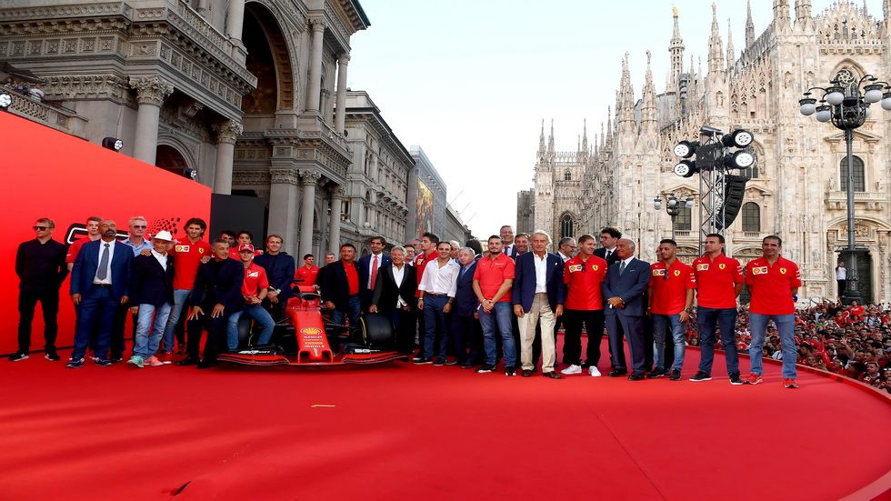 El presente y el pasado de Ferrari se dio cita en Milán