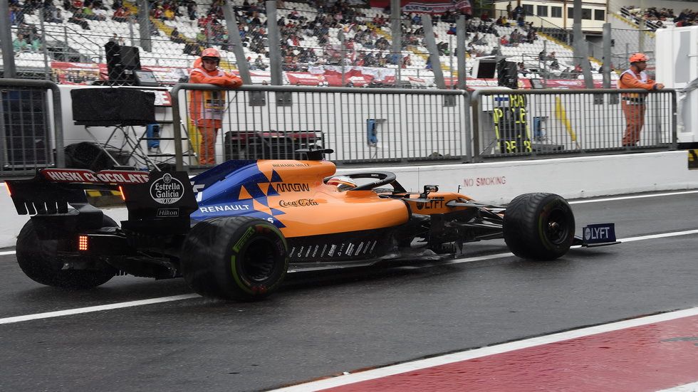 Carlos Sainz, saliendo de boxes con neumáticos de lluvia