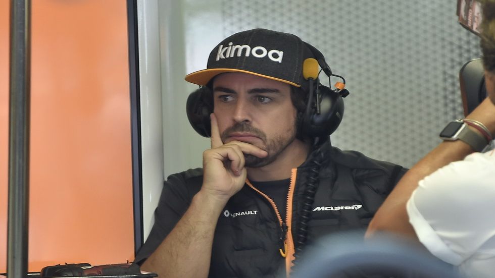 Fernando Alonso en el box de McLaren durante la FP1